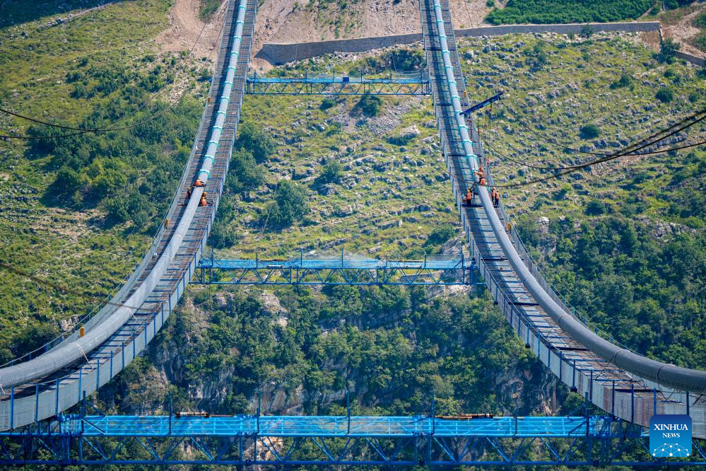 Huajiang grand canyon bridge under construction in Guizhou