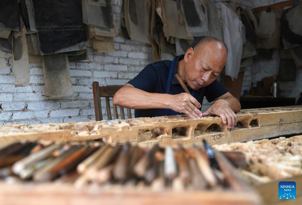 Pic story: inheritor of Wuyuan wood carving in E China