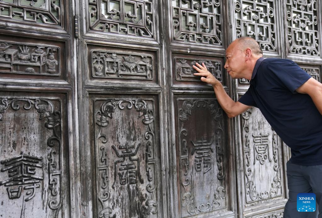 Pic story: inheritor of Wuyuan wood carving in E China