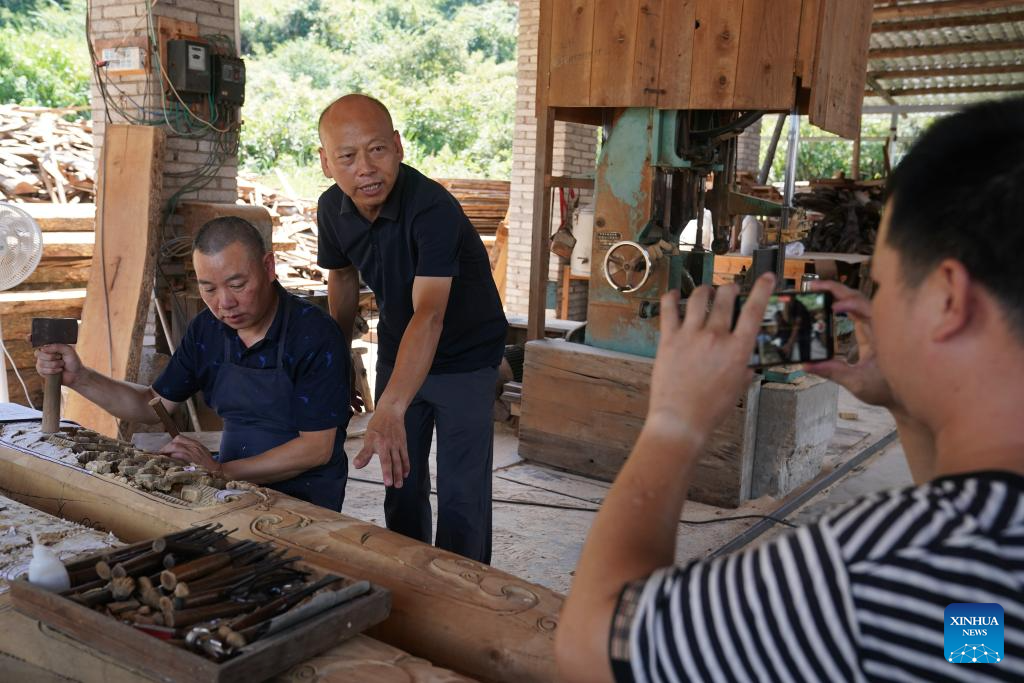 Pic story: inheritor of Wuyuan wood carving in E China