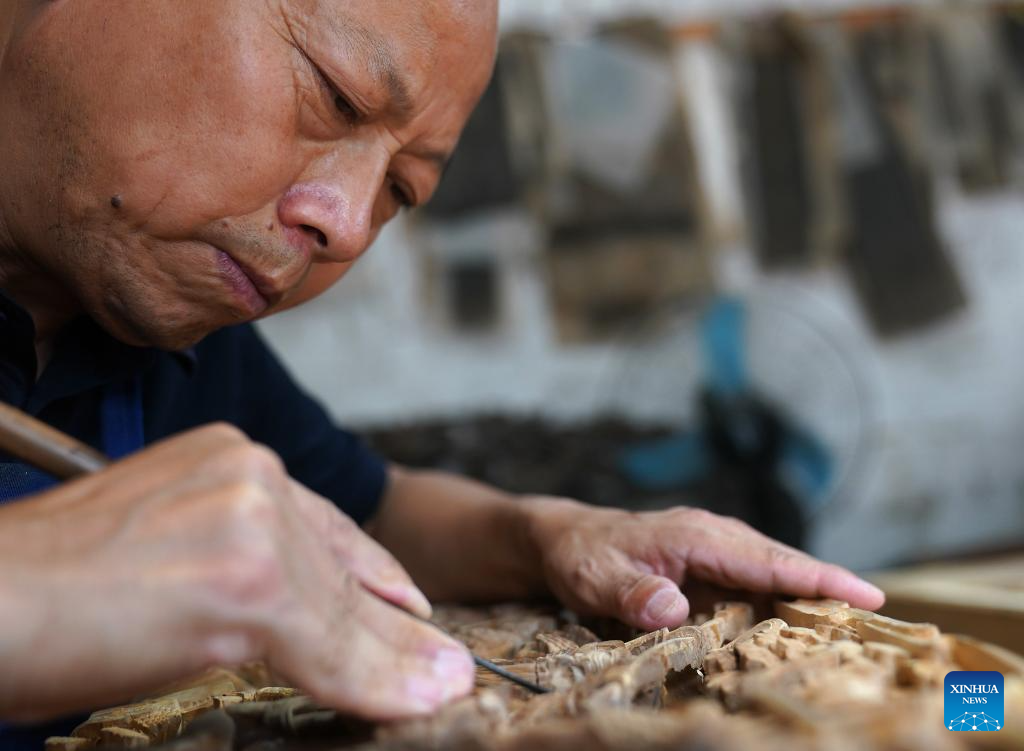 Pic story: inheritor of Wuyuan wood carving in E China