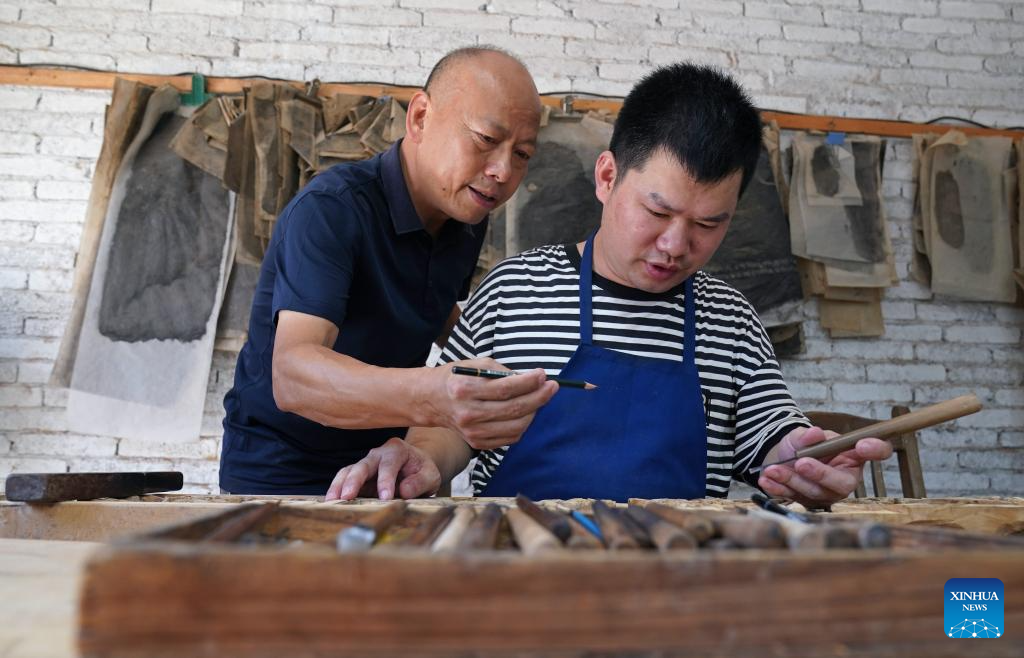 Pic story: inheritor of Wuyuan wood carving in E China