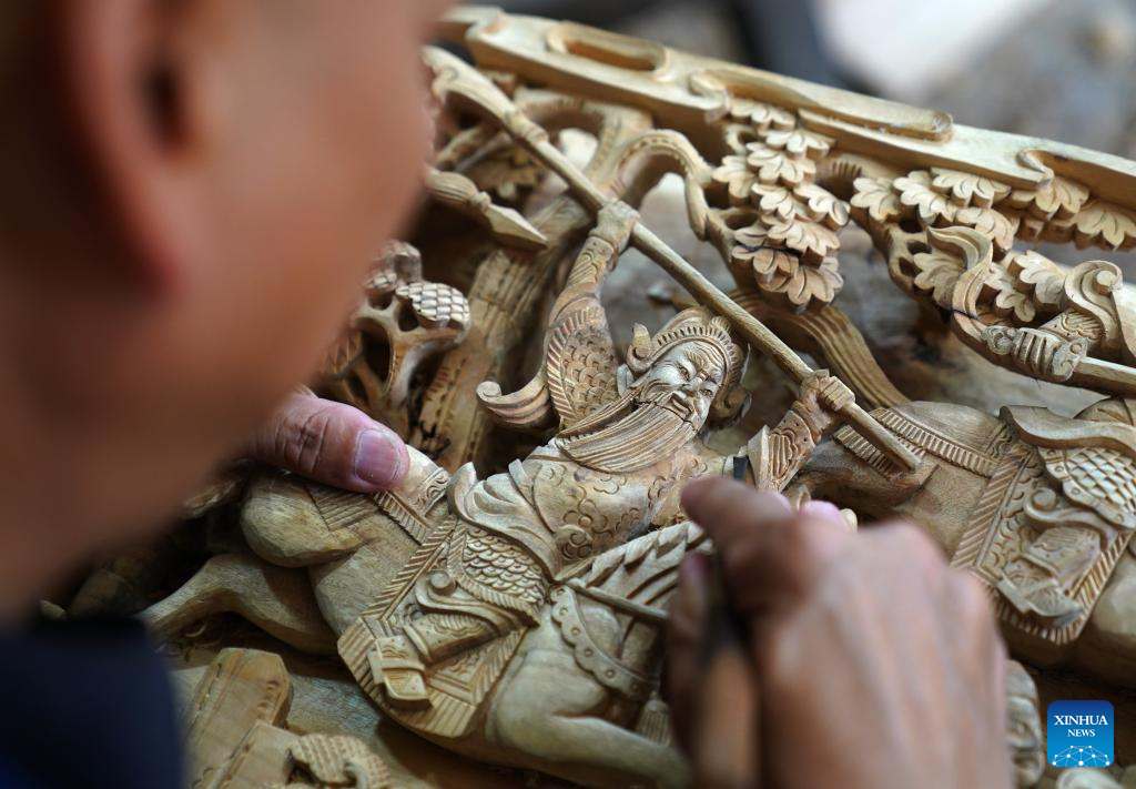 Pic story: inheritor of Wuyuan wood carving in E China