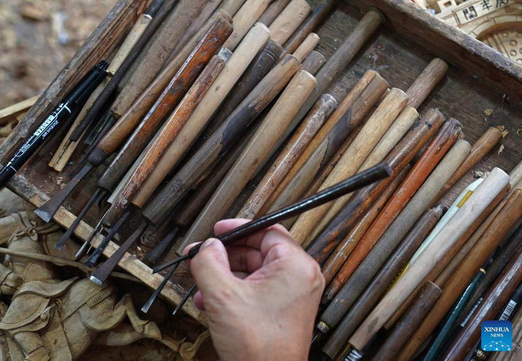 Pic story: inheritor of Wuyuan wood carving in E China