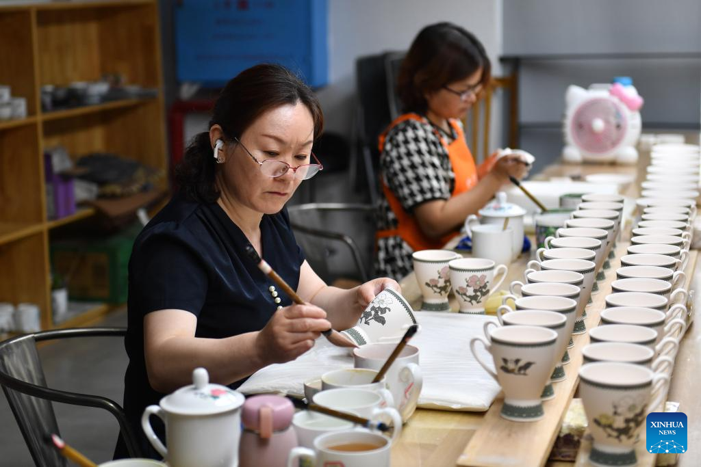 Explore ceramic-making techniques in Liling of central China's Hunan