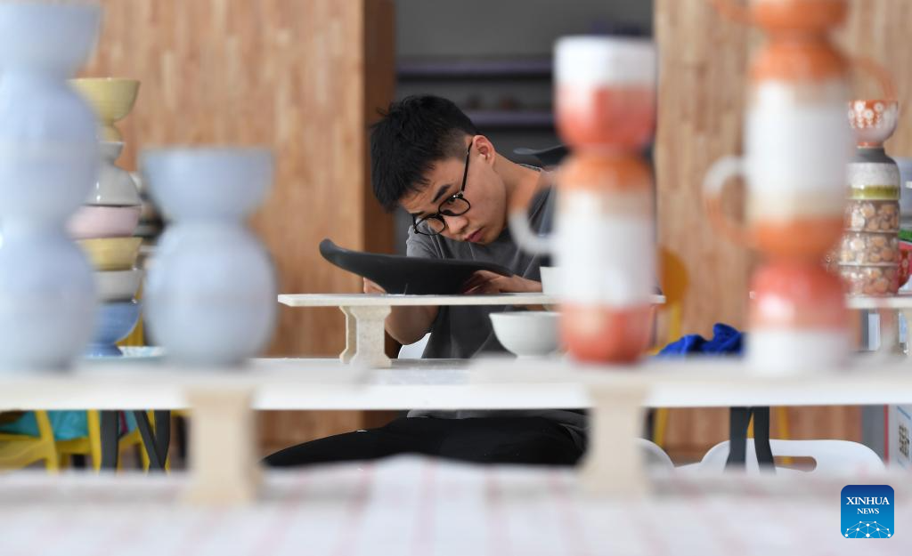 Explore ceramic-making techniques in Liling of central China's Hunan