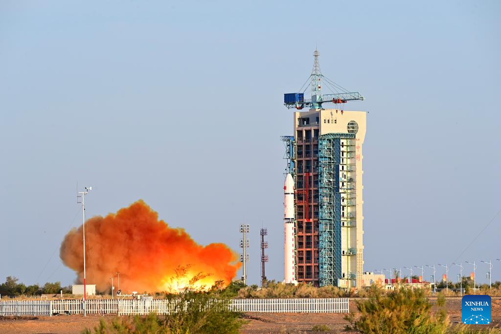 China launches first reusable, returnable test satellite