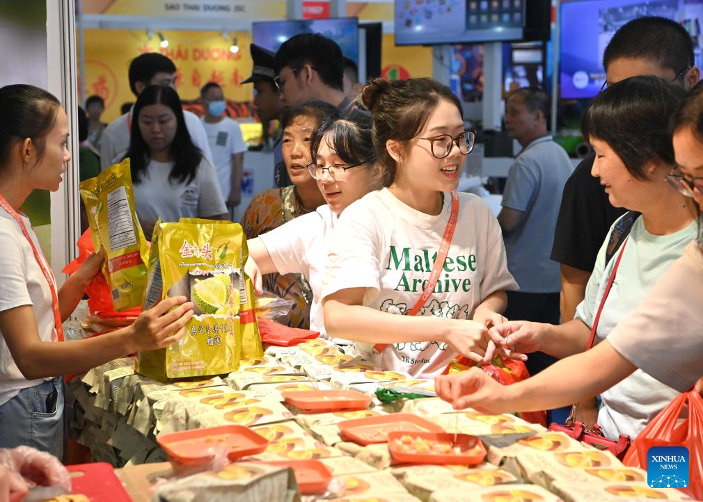 Diverse international products attract visitors at 21st China-ASEAN Expo in Nanning