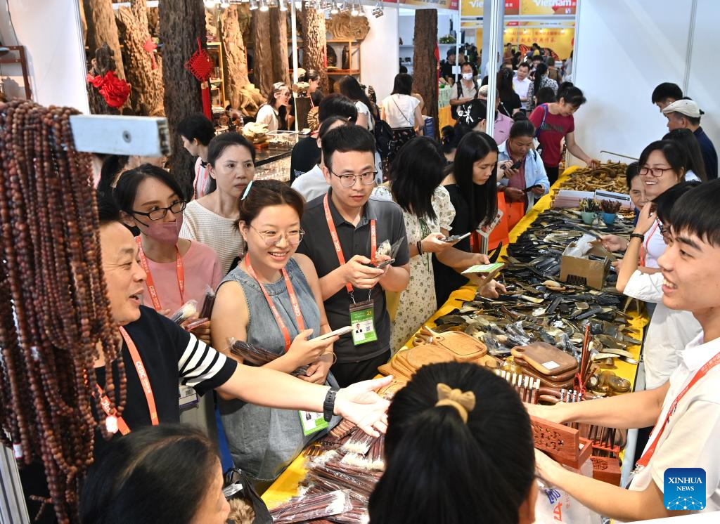 Diverse international products attract visitors at 21st China-ASEAN Expo in Nanning