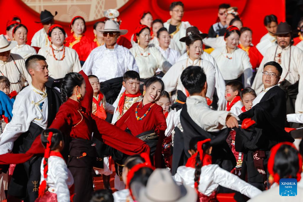 Celebration held ahead of 75th founding anniversary of PRC in Sichuan