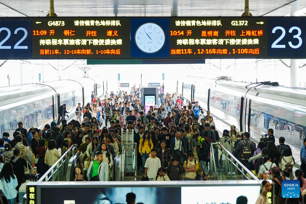 China braces for travel peak on 1st day of National Day holiday