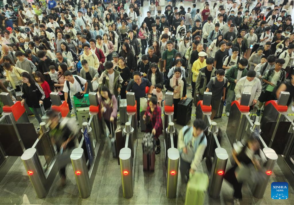 China braces for travel peak on 1st day of National Day holiday