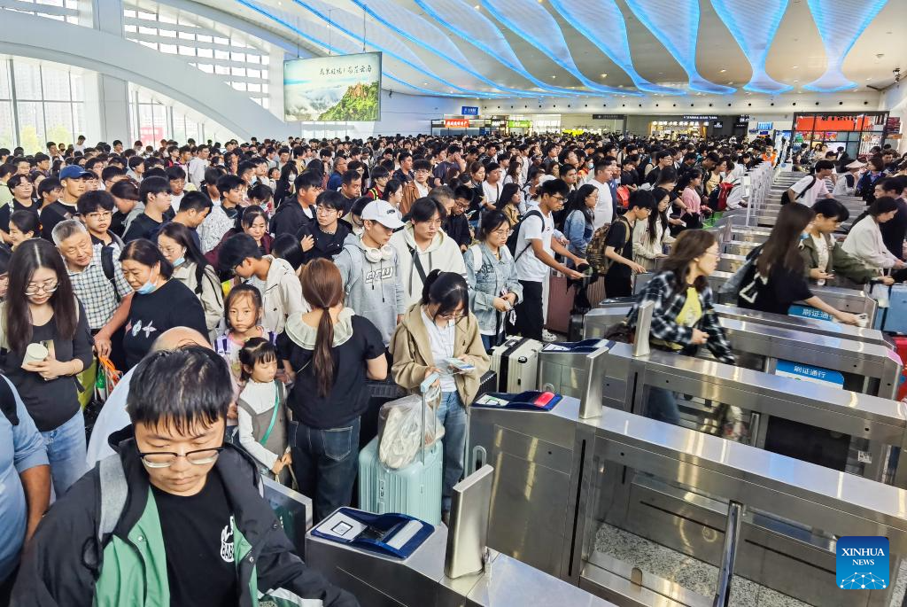 China braces for travel peak on 1st day of National Day holiday