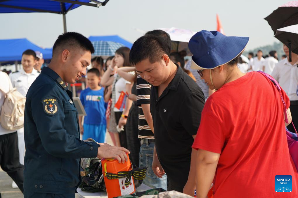 Chinese naval ships open to public tours during National Day holiday