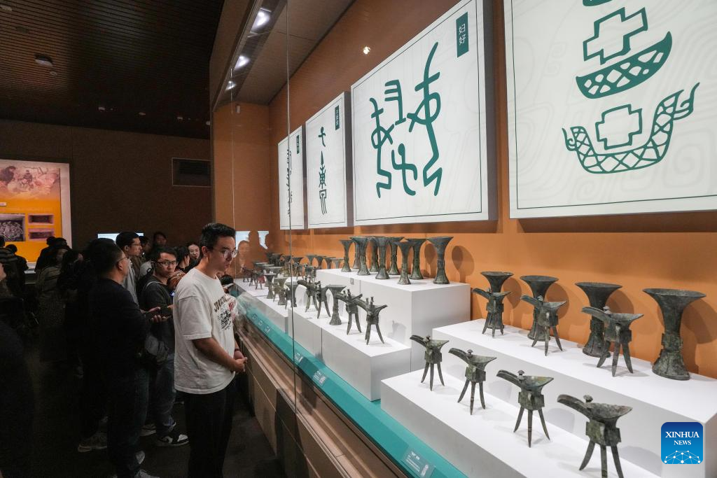 Chinese people go on cultural tours during National Day holiday