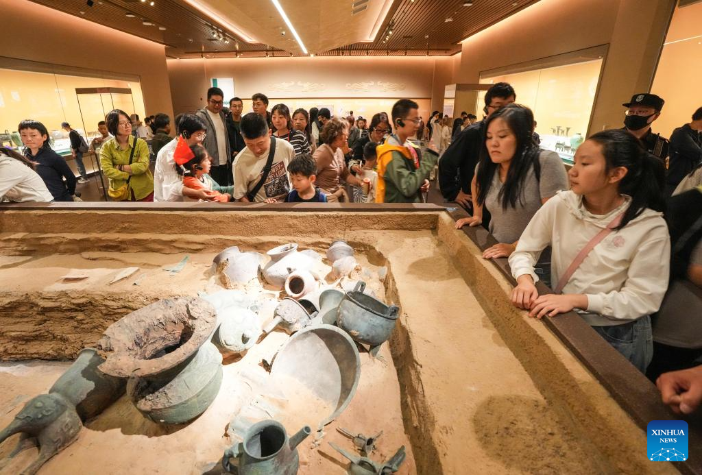 Chinese people go on cultural tours during National Day holiday