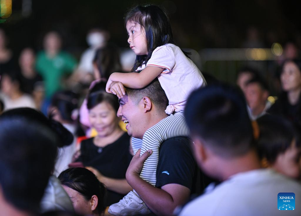 Hainan-featured art performance enlivens Haikou during National Day Holiday