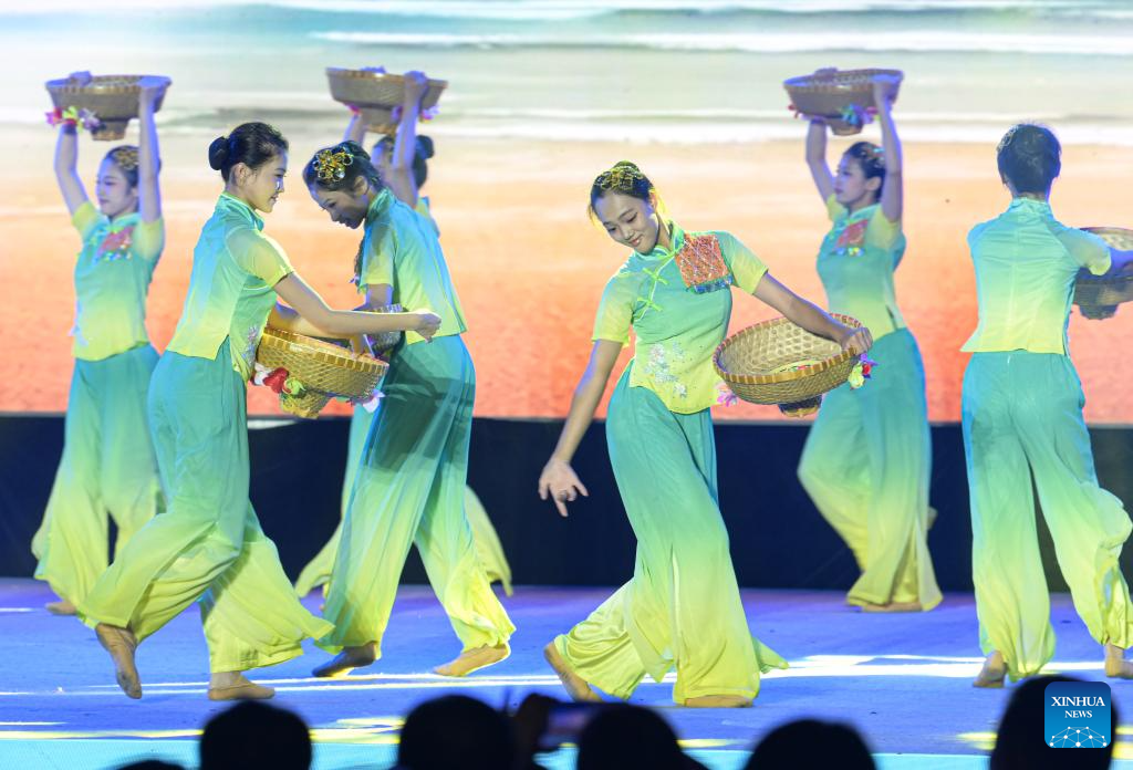 Hainan-featured art performance enlivens Haikou during National Day Holiday