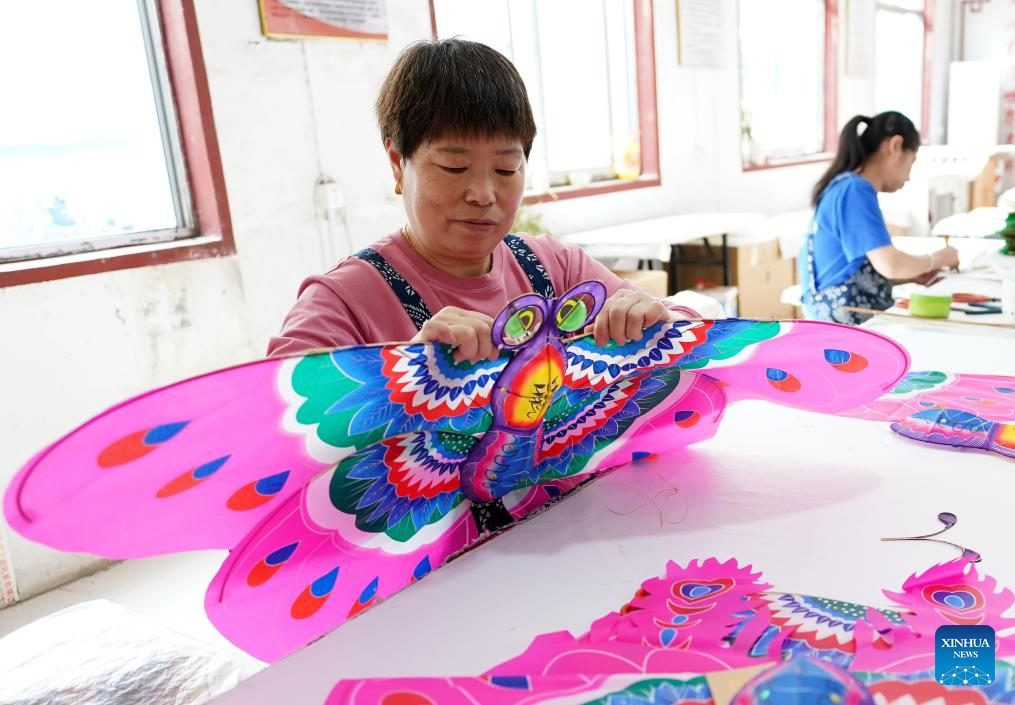 Kite industry thrives in Weifang, east China's Shandong