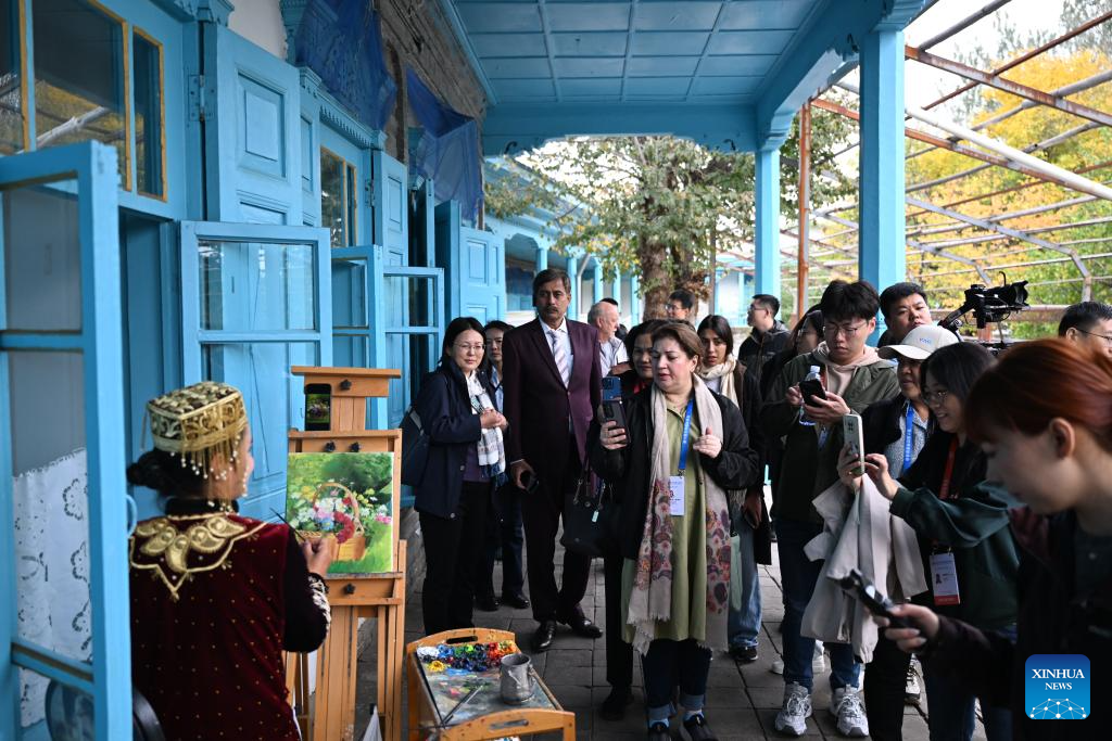 Attendees of 6th World Media Summit visit Xinjiang