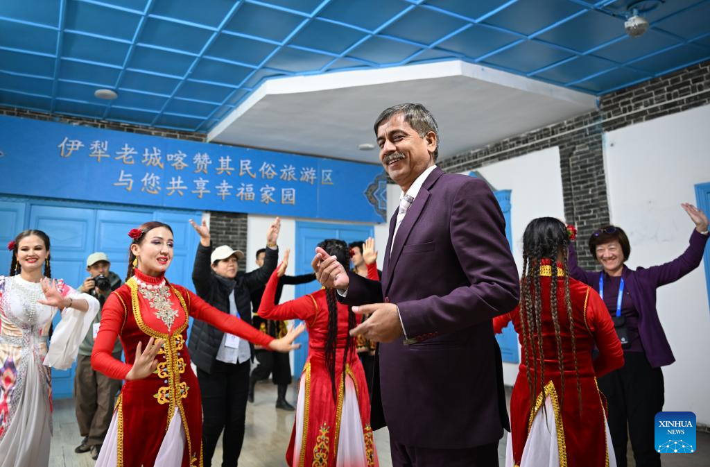 Attendees of 6th World Media Summit visit Xinjiang