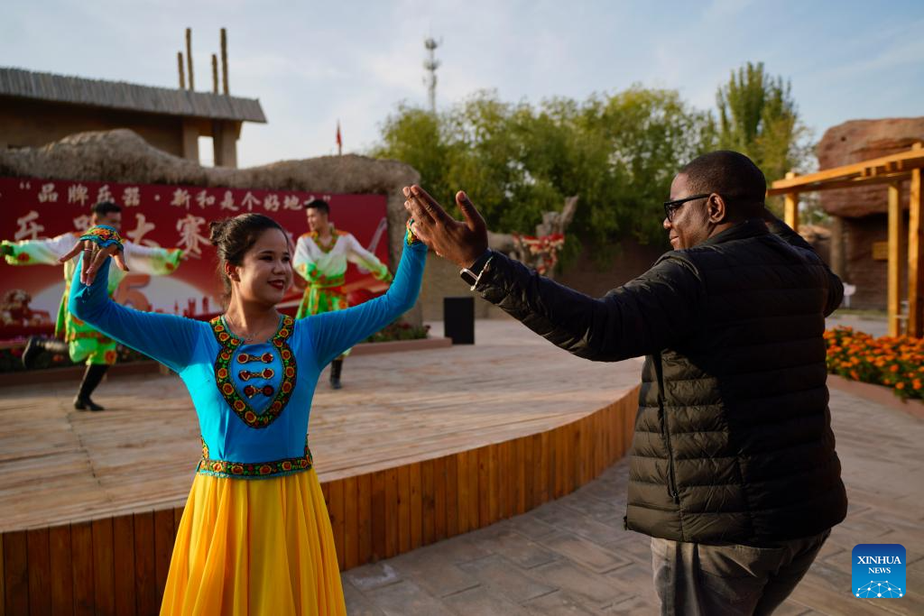 Attendees of 6th World Media Summit visit Xinjiang