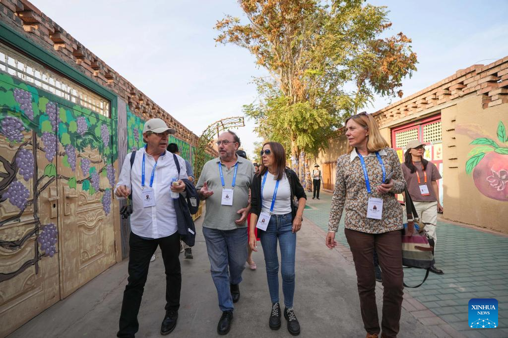 Attendees of 6th World Media Summit visit Xinjiang