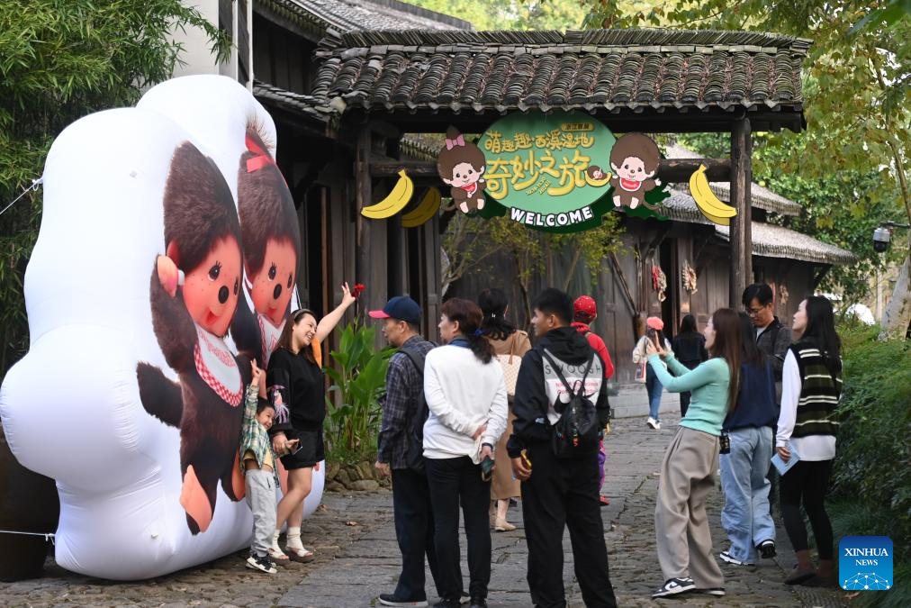 Wetland park in Hangzhou attracts tourists with beautiful autumn scenery