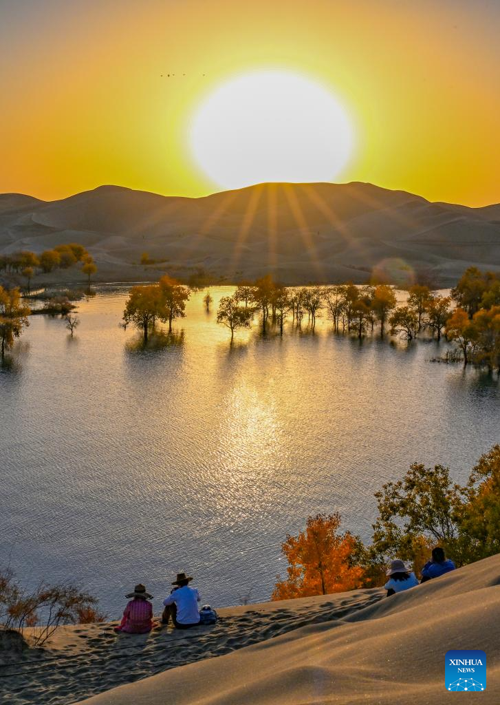 Autumn scenery attracts tourists in NW China's Xinjiang