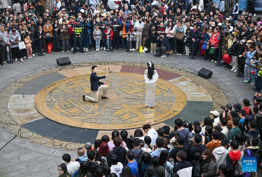 Chinese classic drama performed at commercial street in Tianjin, N China