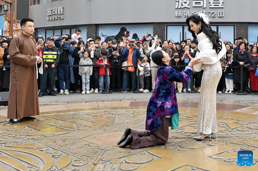 Chinese classic drama performed at commercial street in Tianjin, N China