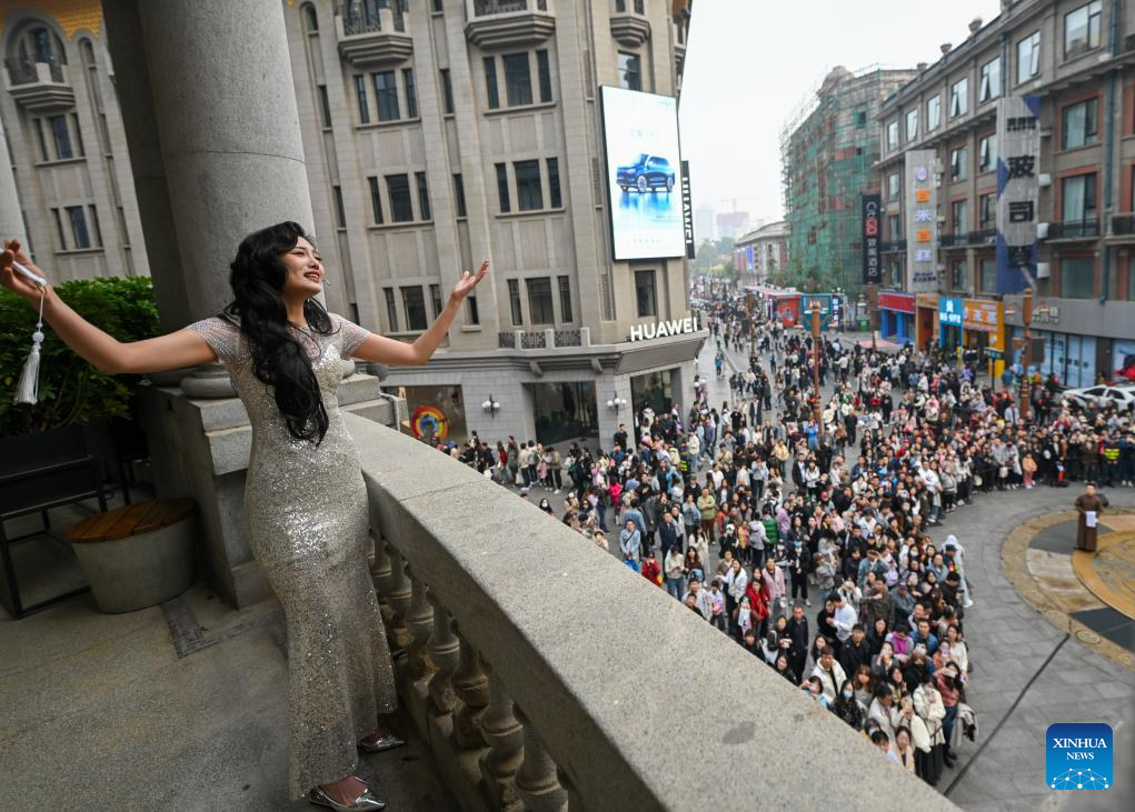 Chinese classic drama performed at commercial street in Tianjin, N China