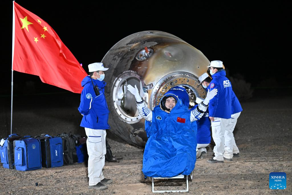 Chinese astronauts return to Earth safely, experiencing busy, joyful space life