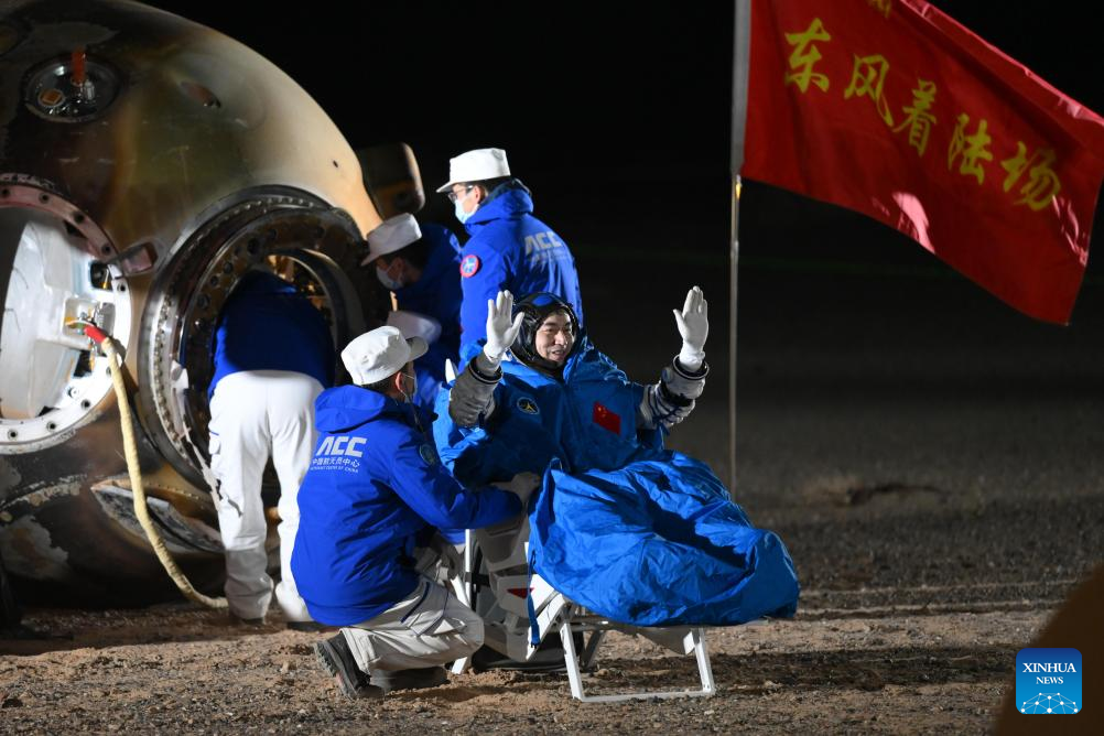 Chinese astronauts return to Earth safely, experiencing busy, joyful space life