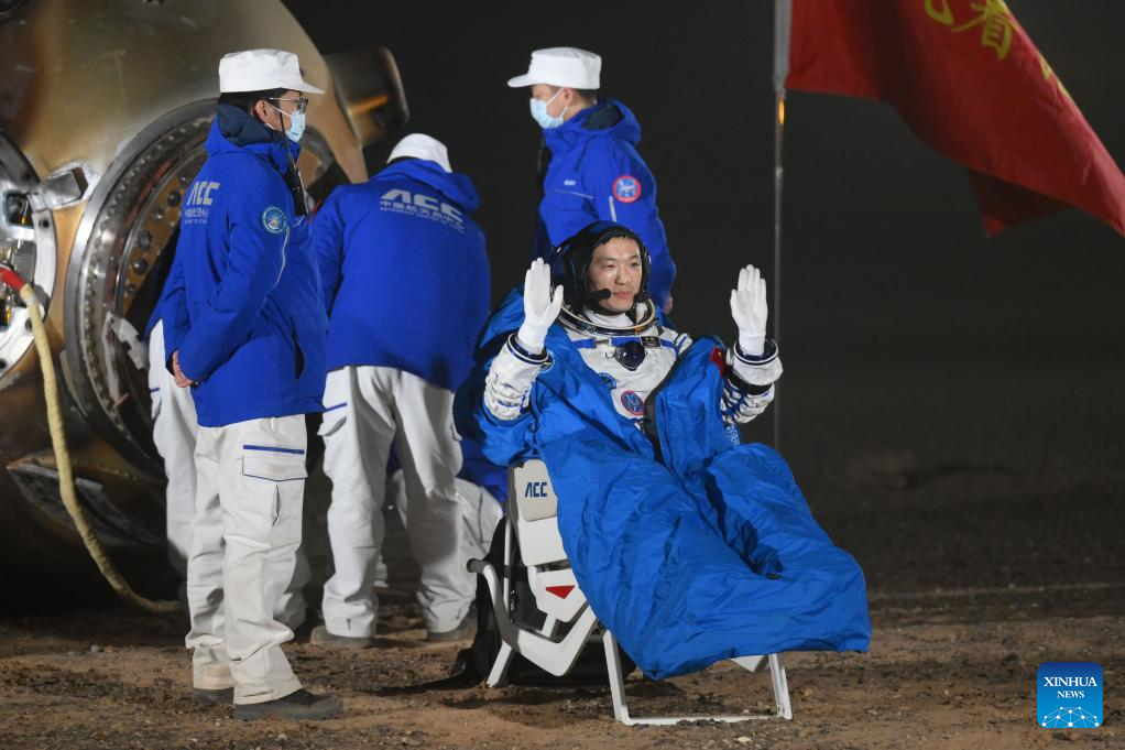 Chinese astronauts return to Earth safely, experiencing busy, joyful space life