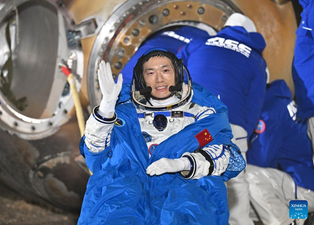 Chinese astronauts return to Earth safely, experiencing busy, joyful space life