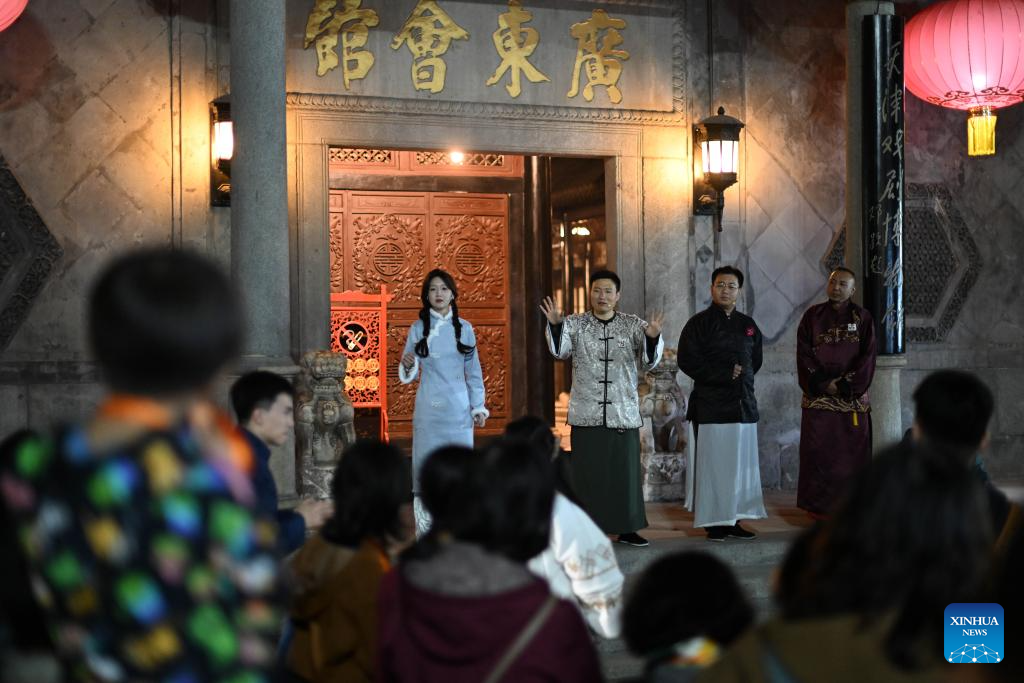 Interactive opera show of Guangdong Guild Hall attracts visitors in Tianjin