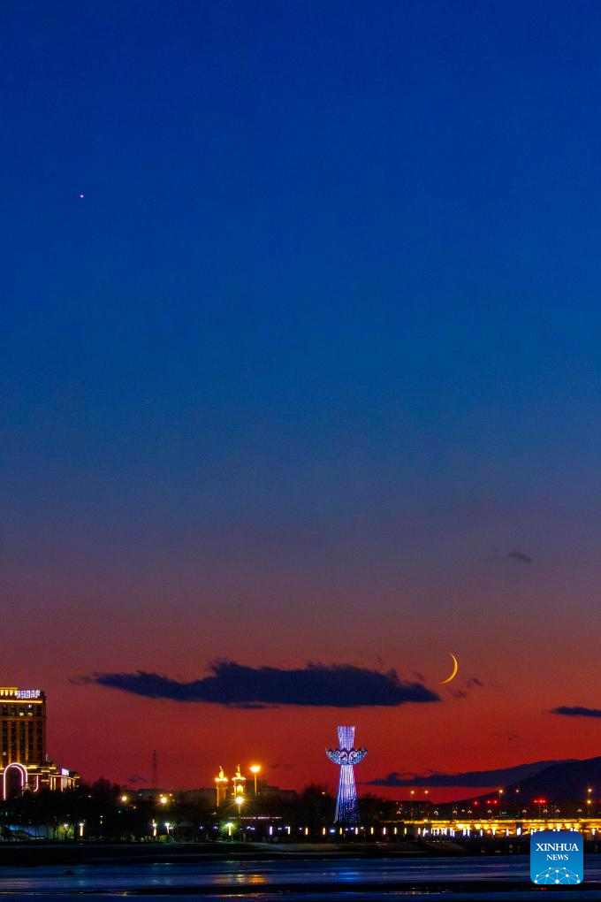 A conjunction of Venus and crescent moon observed in Harbin