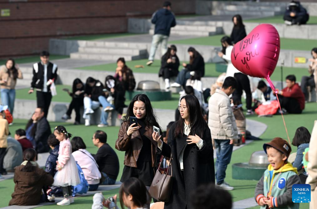 People enjoy leisure time at Minyuan Square in China's Tianjin