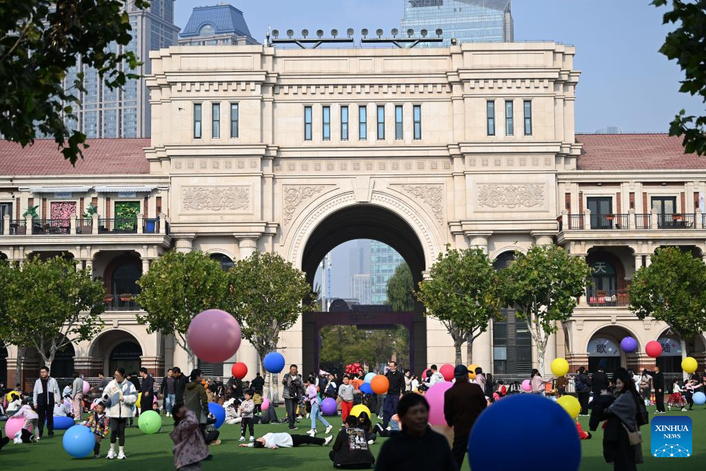 People enjoy leisure time at Minyuan Square in China's Tianjin