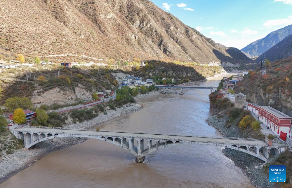 Scenery of Sichuan-Xizang highway in SW China