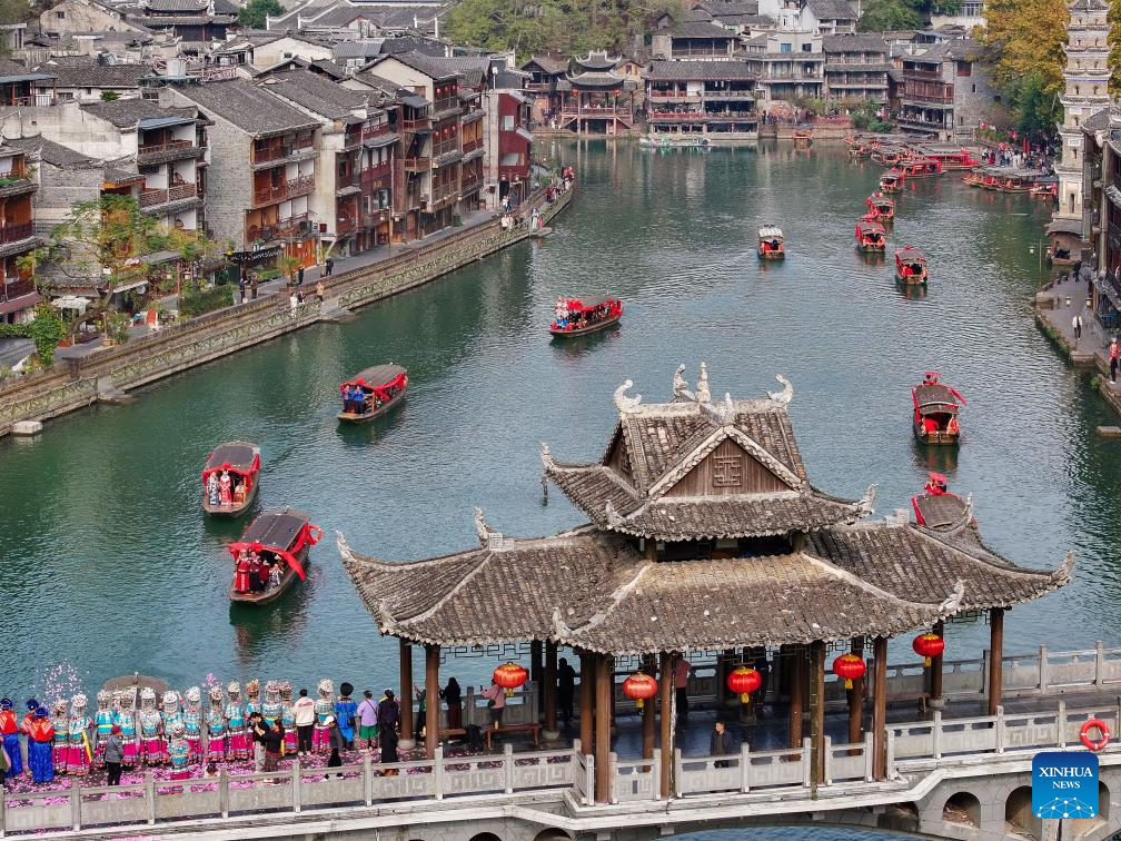 Mass wedding ceremony held at Fenghuang ancient town in Hunan