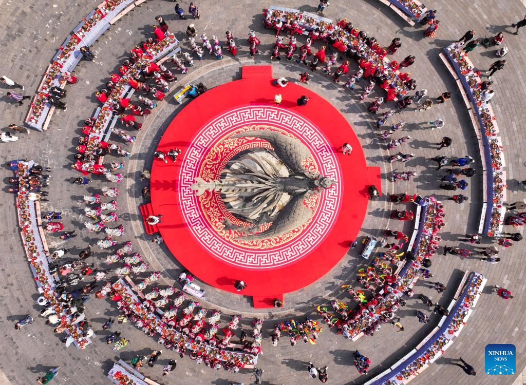 Mass wedding ceremony held at Fenghuang ancient town in Hunan