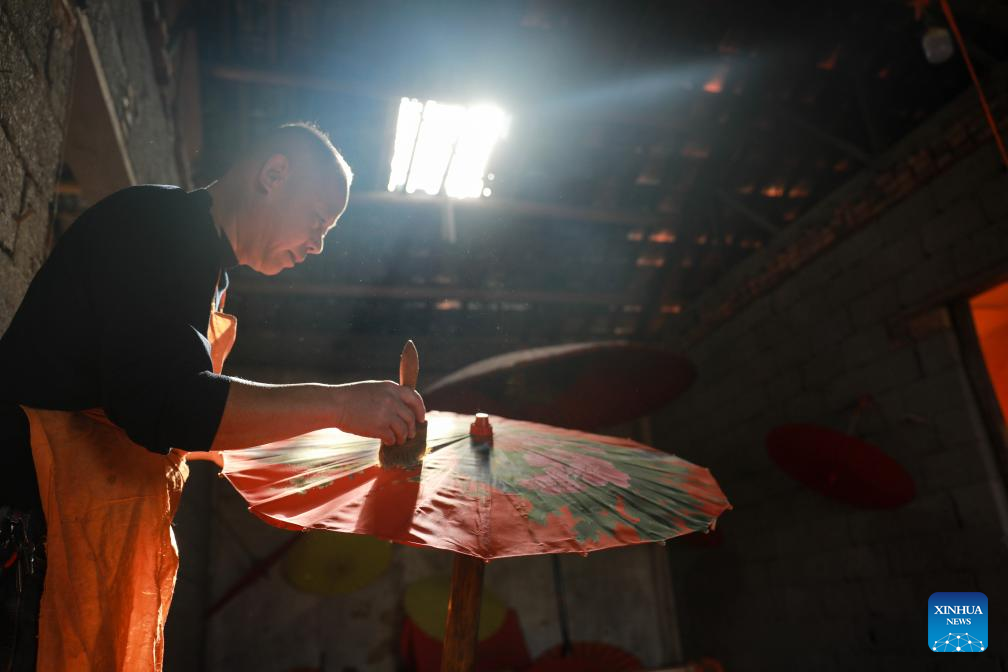 Traditional oilcloth umbrella-making craftsmanship inherited in E China's Anhui