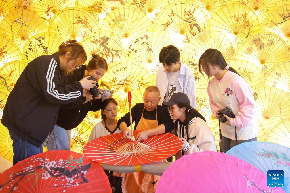 Traditional oilcloth umbrella-making craftsmanship inherited in E China's Anhui