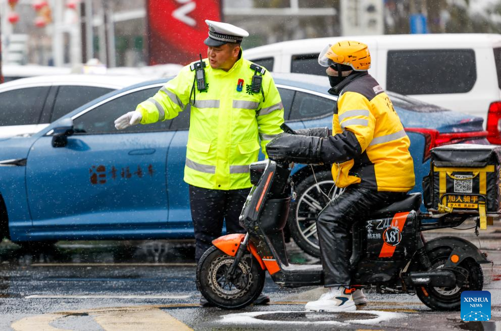 Cold front brings temperature drop, snowfall to Xinjiang