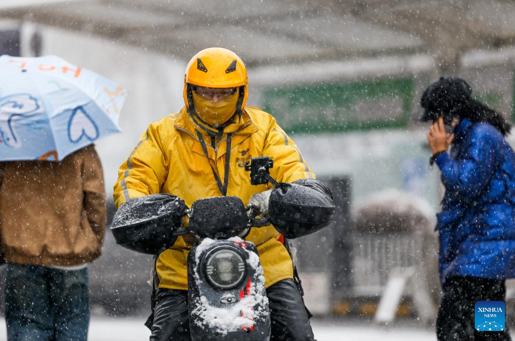 Cold front brings temperature drop, snowfall to Xinjiang