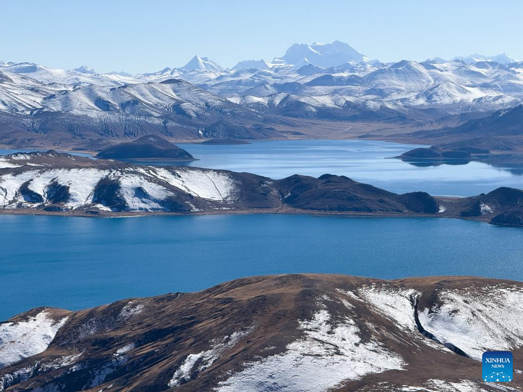 Scenery of Yamzbog Yumco Lake in China's Xizang