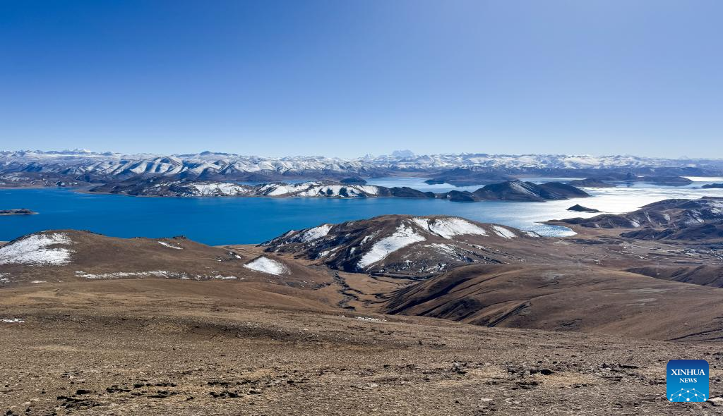 Scenery of Yamzbog Yumco Lake in China's Xizang