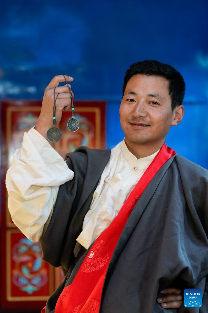 Tibetan craftsmen on western Sichuan plateau